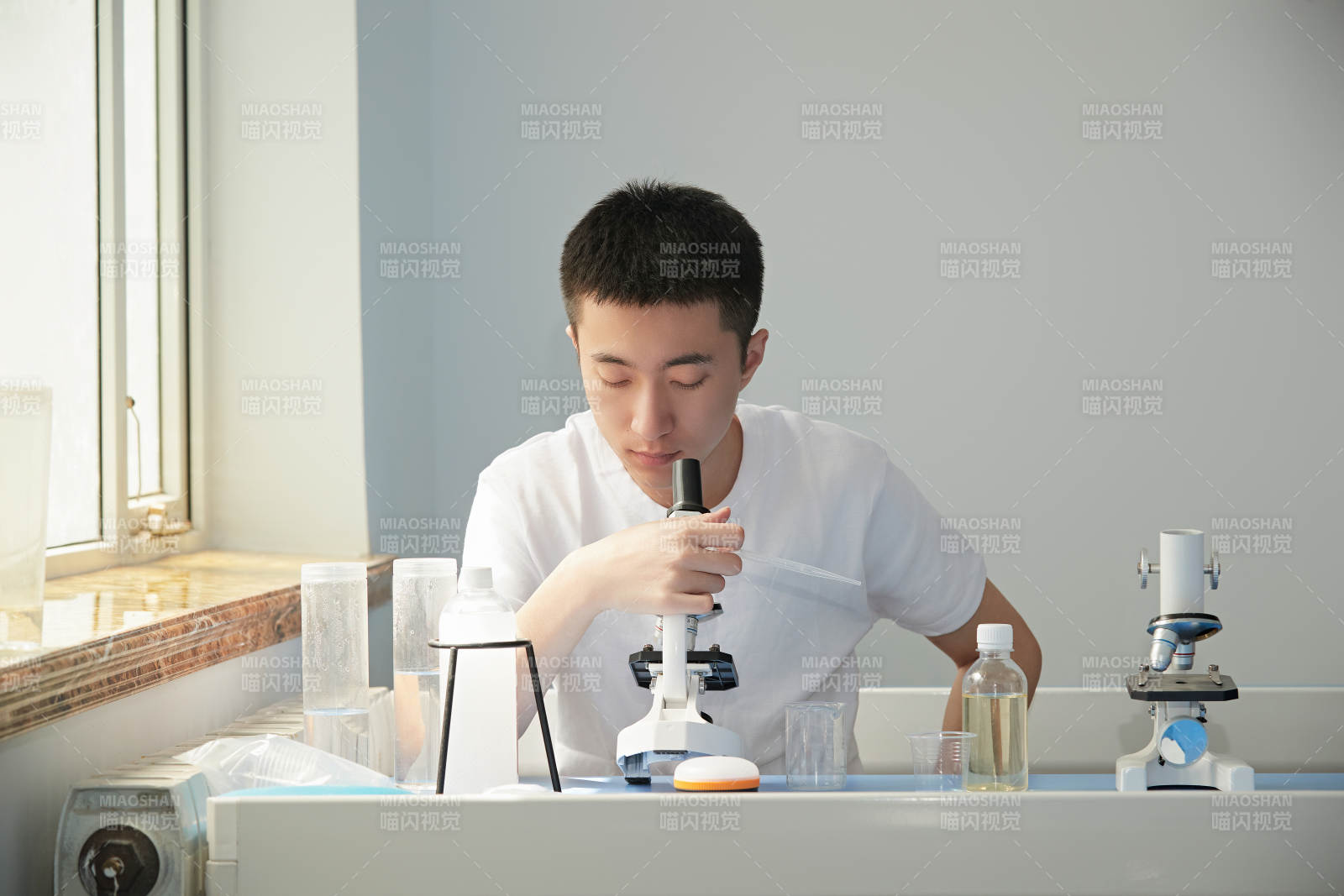 在教室里做实验的帅气青年男性图片