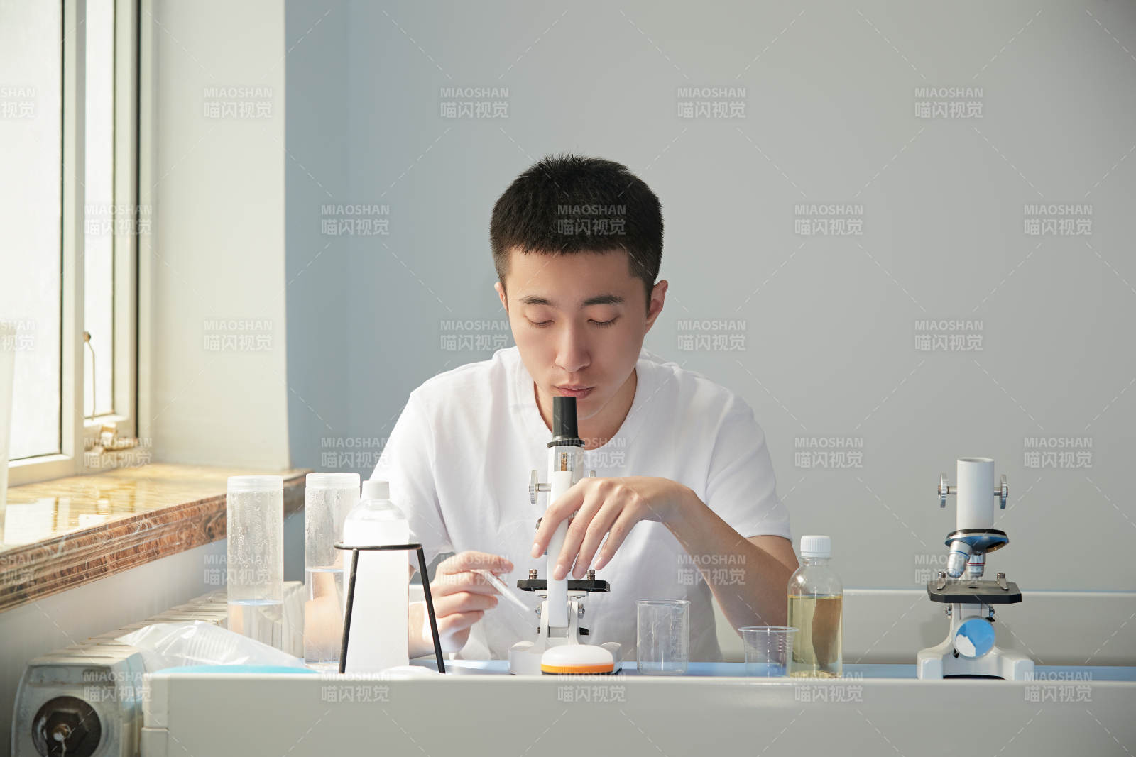 在教室里做实验的帅气青年男性图片