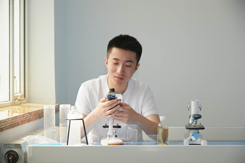 在教室里做实验的帅气青年男性图片