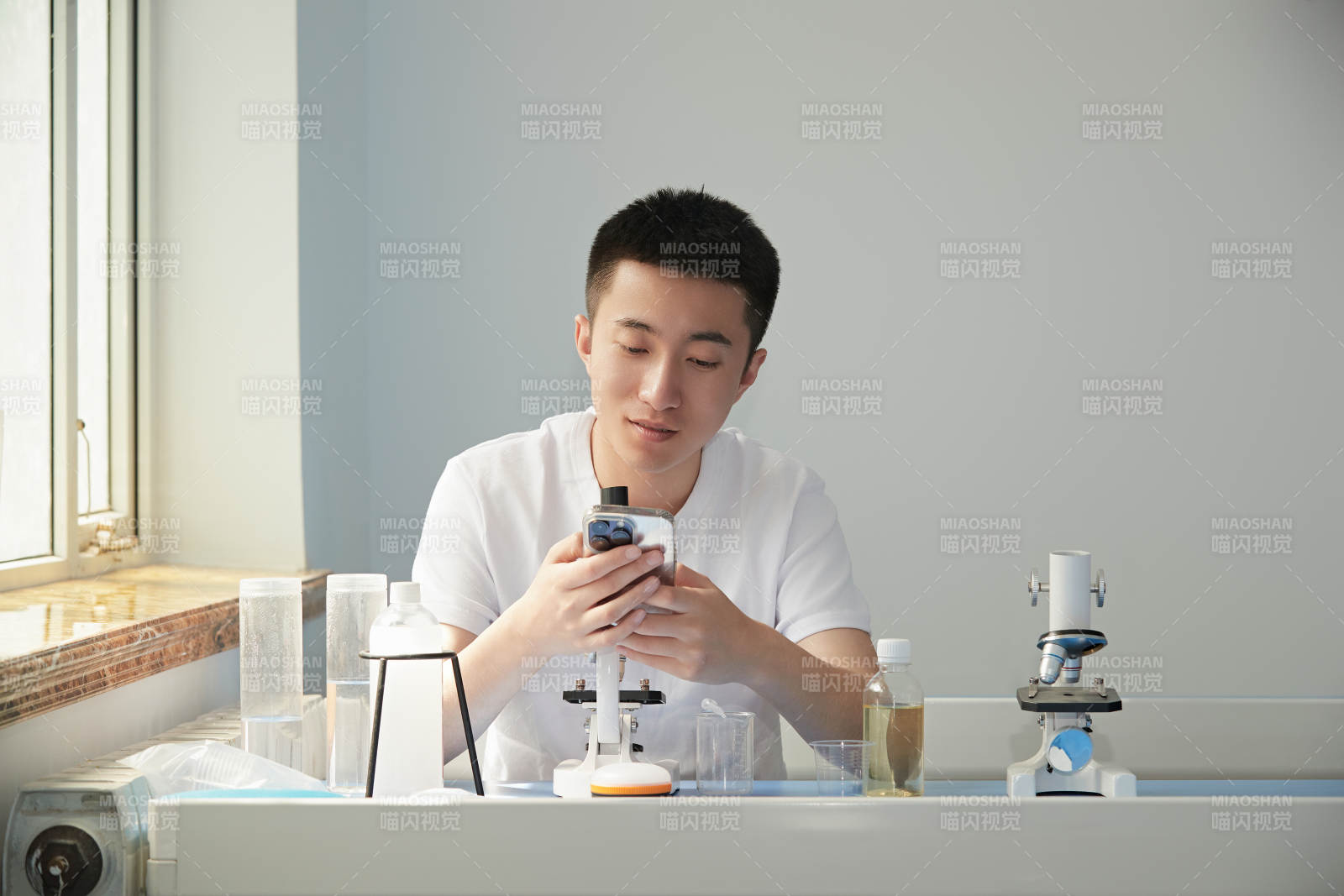 在教室里做实验的帅气青年男性图片