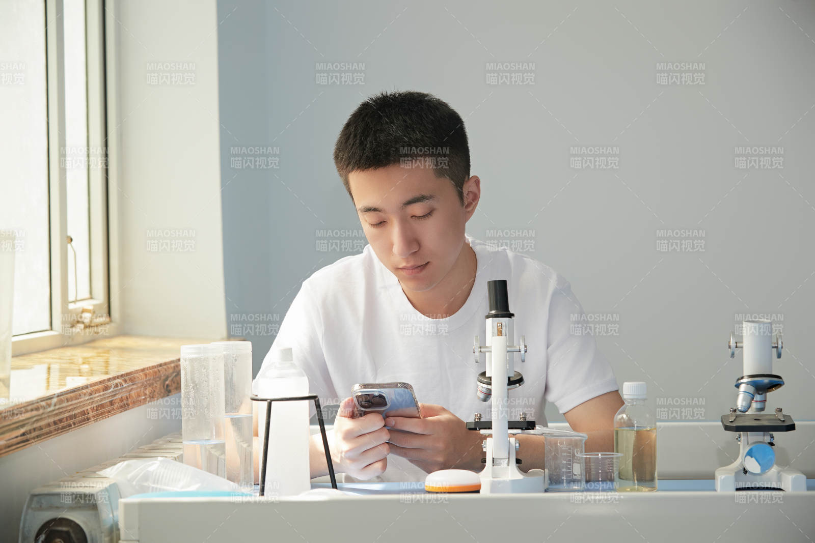 在教室里做实验的帅气青年男性图片