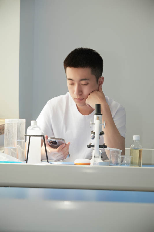 在教室里做实验的帅气青年男性图片