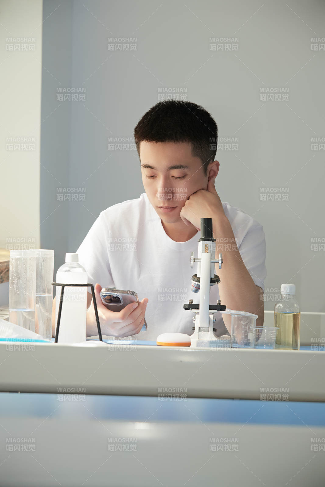 在教室里做实验的帅气青年男性图片