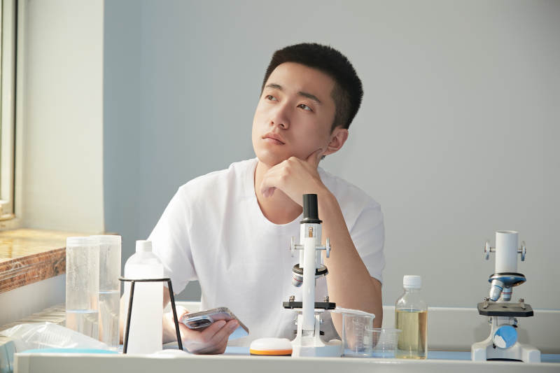 在教室里做实验的帅气青年男性图片