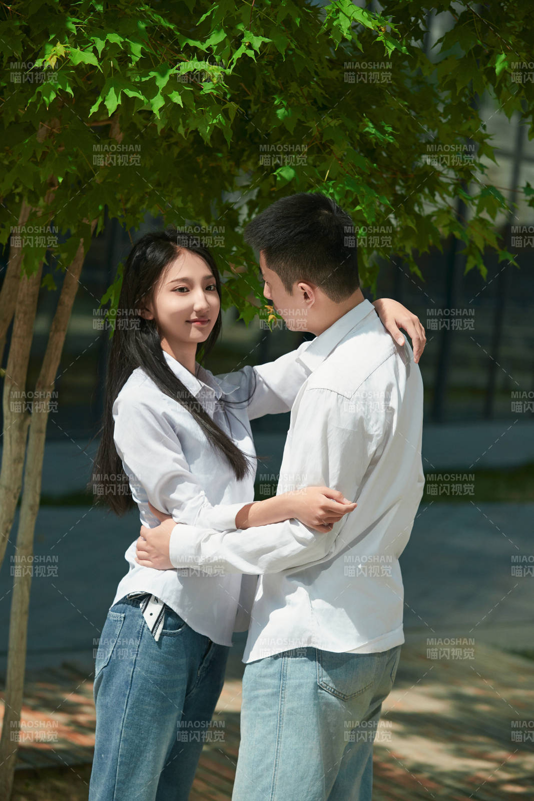 坐在户外台阶上的青年情侣图片