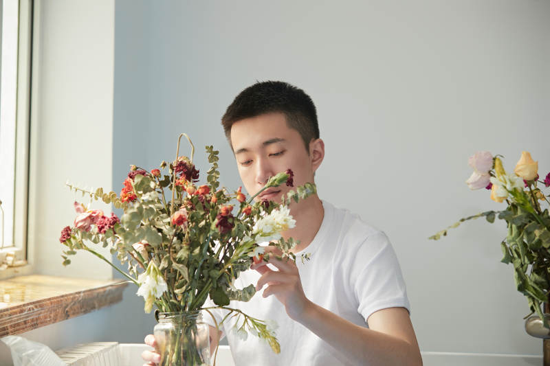 摆弄插花的帅气男青年图片