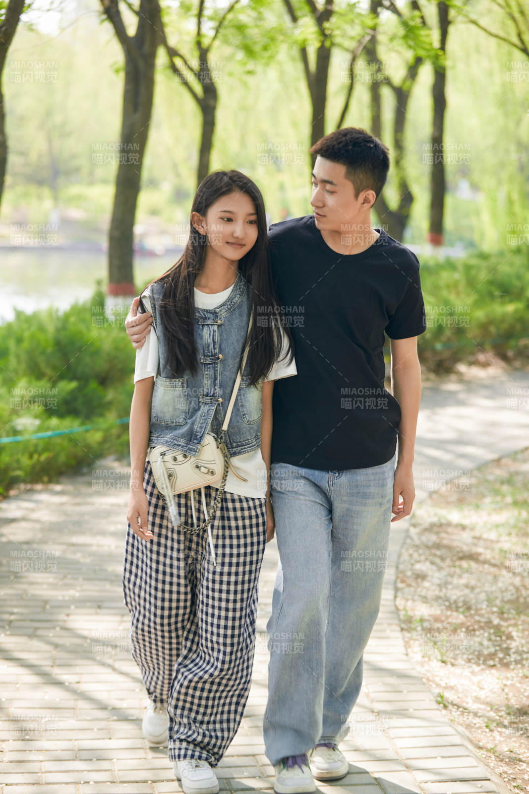 户外散步的恩爱情侣图片