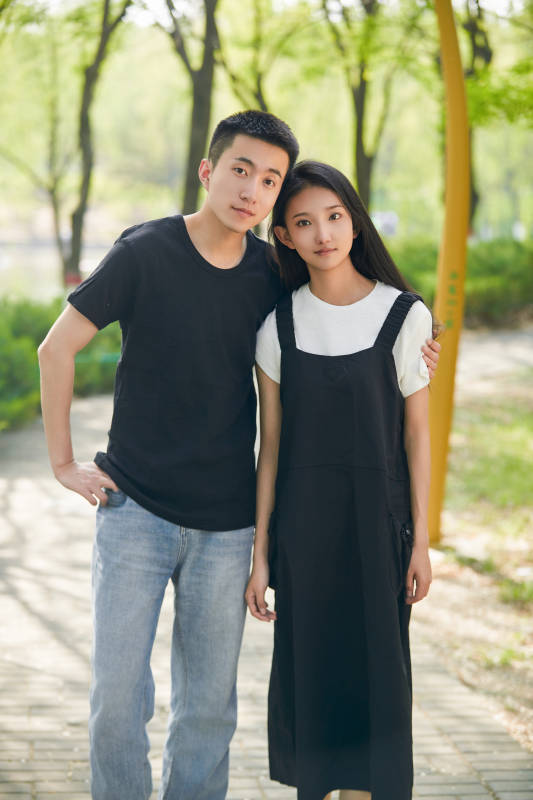 户外散步的恩爱情侣图片