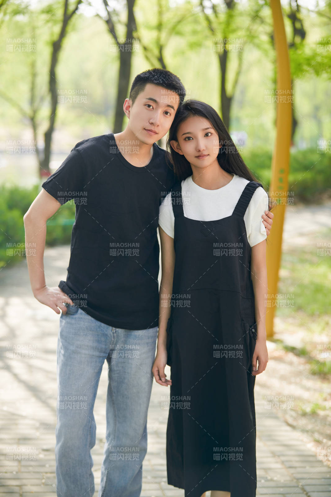 户外散步的恩爱情侣图片