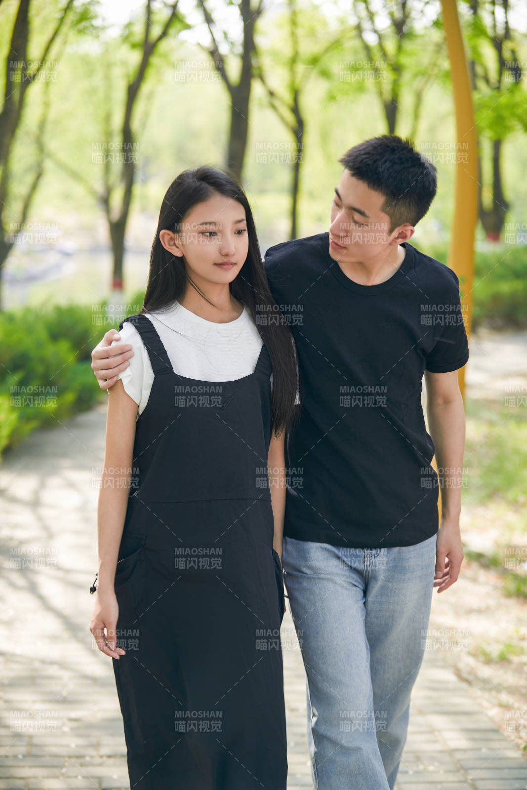 户外散步的恩爱情侣图片