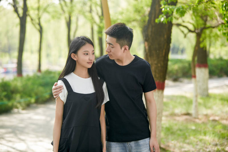 户外散步的恩爱情侣图片