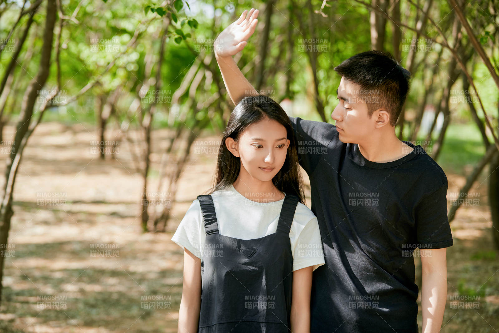 户外散步的恩爱情侣图片