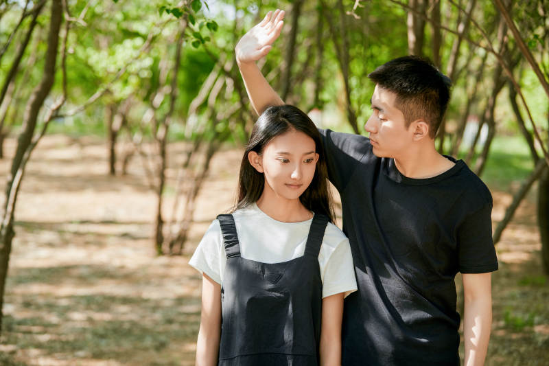 户外散步的恩爱情侣图片