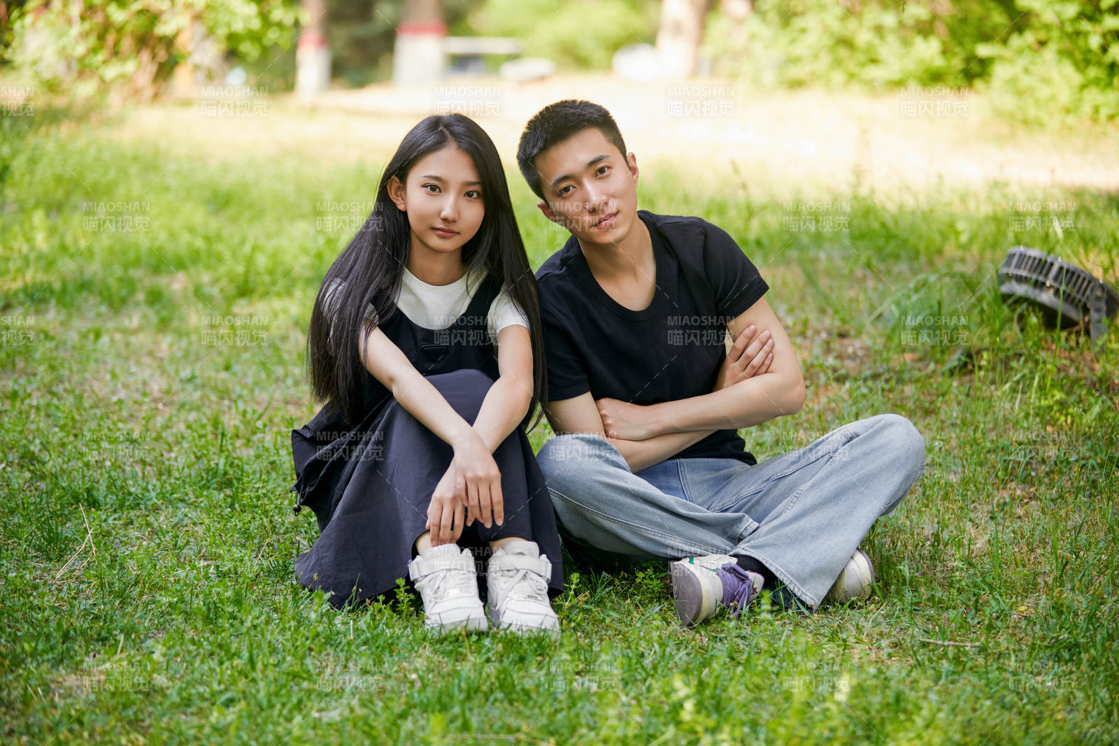 户外草坪上的恩爱年轻情侣图片