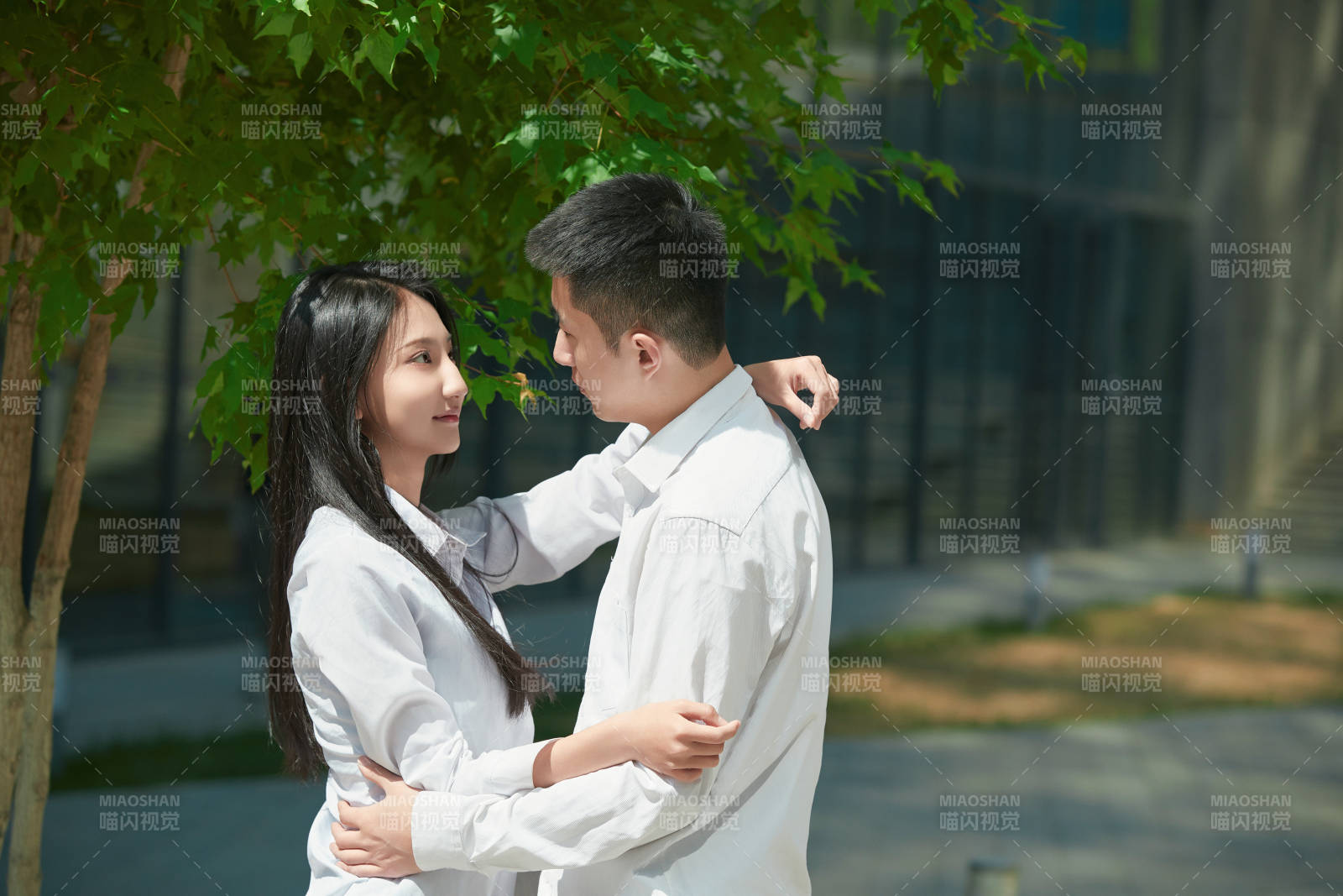 坐在户外台阶上的青年情侣图片