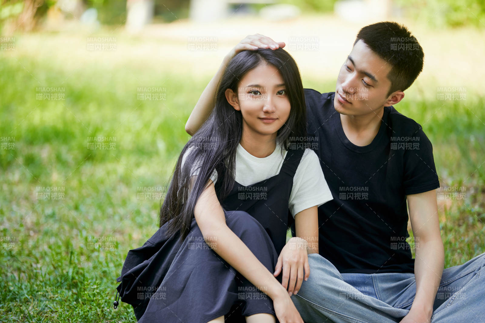 户外草坪上的恩爱年轻情侣图片