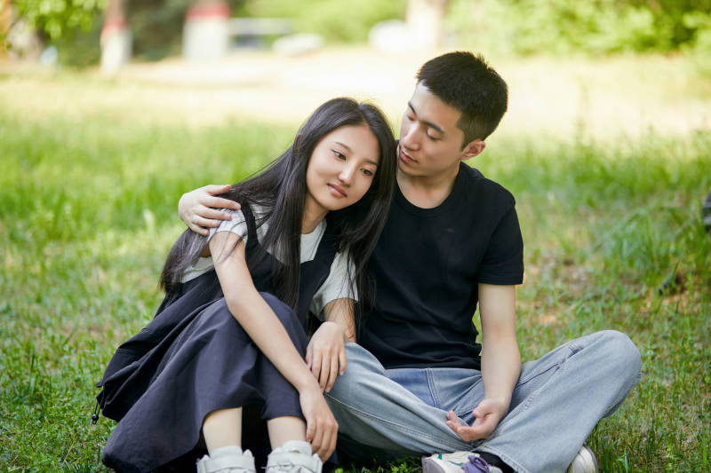 户外草坪上的恩爱年轻情侣图片