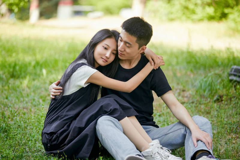 户外草坪上的恩爱年轻情侣图片