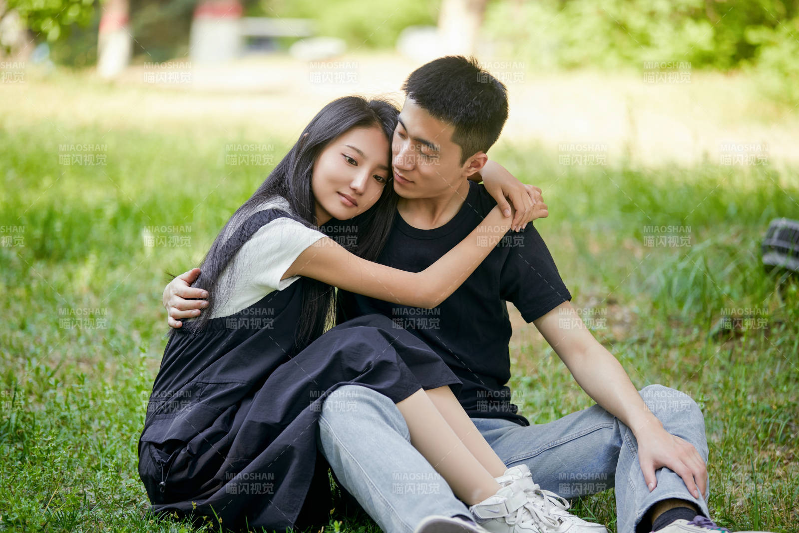 户外草坪上的恩爱年轻情侣图片