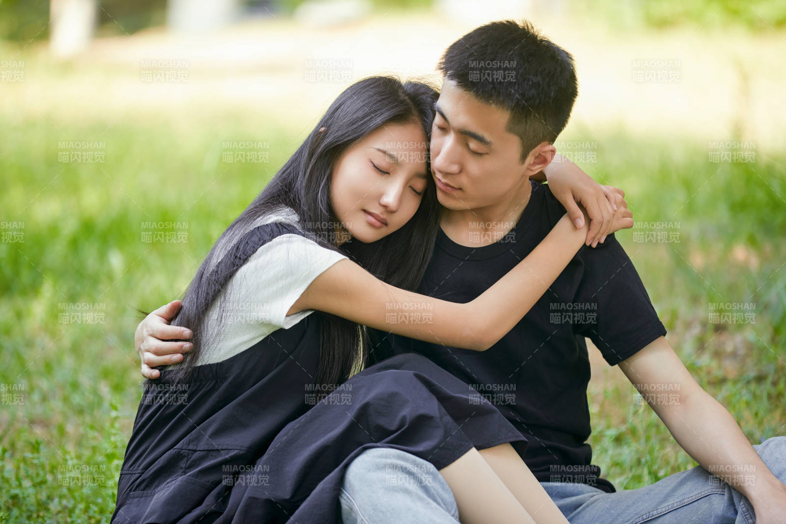 户外草坪上的恩爱年轻情侣图片