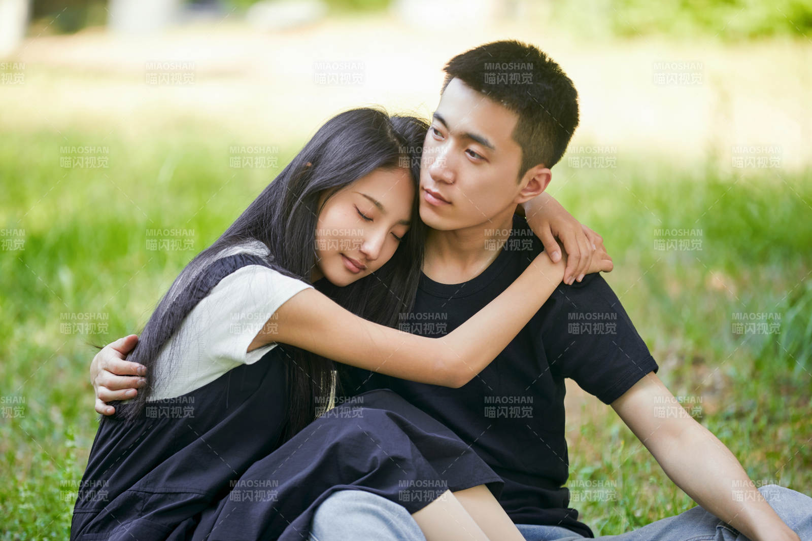 户外草坪上的恩爱年轻情侣图片
