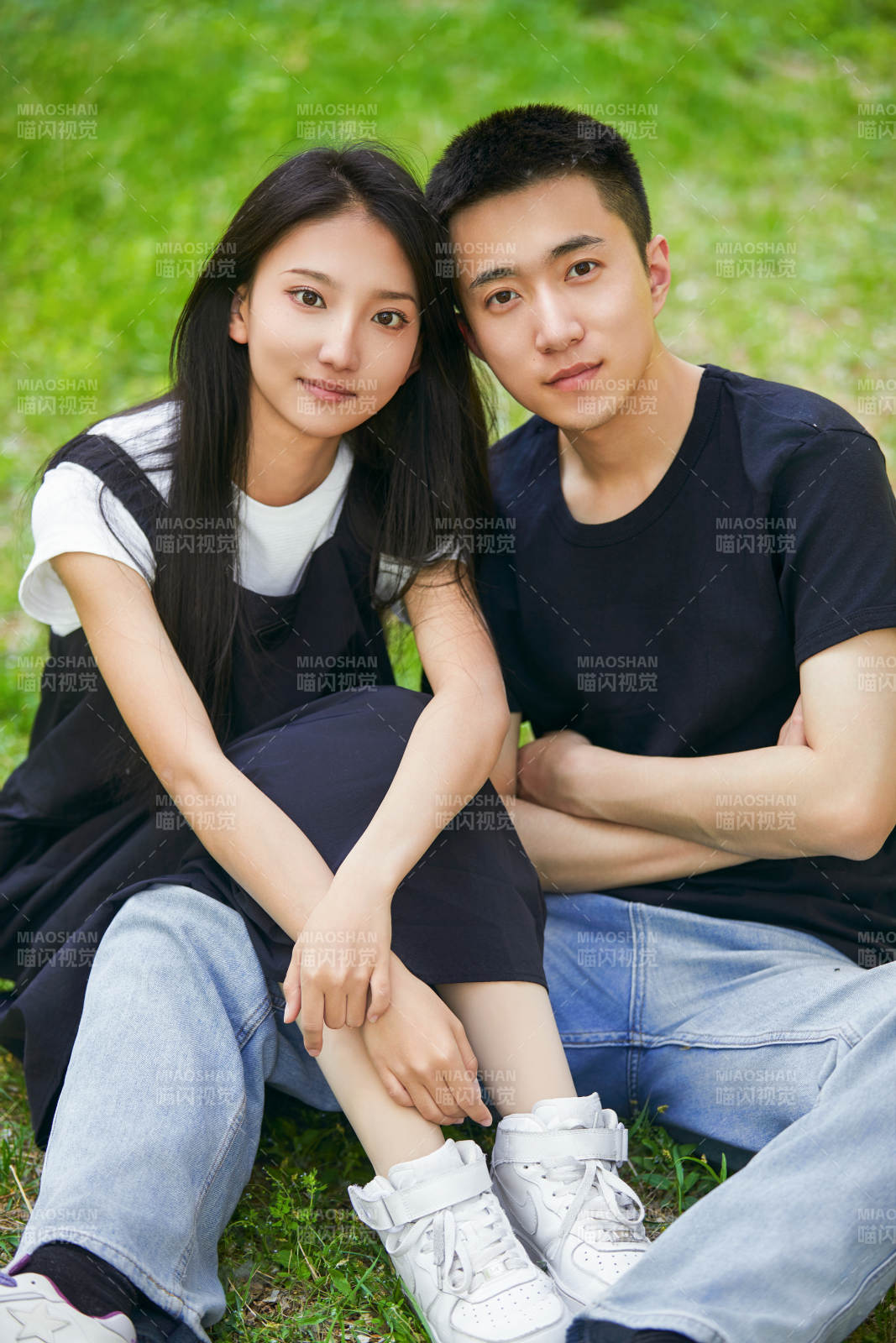 户外草坪上的恩爱年轻情侣图片