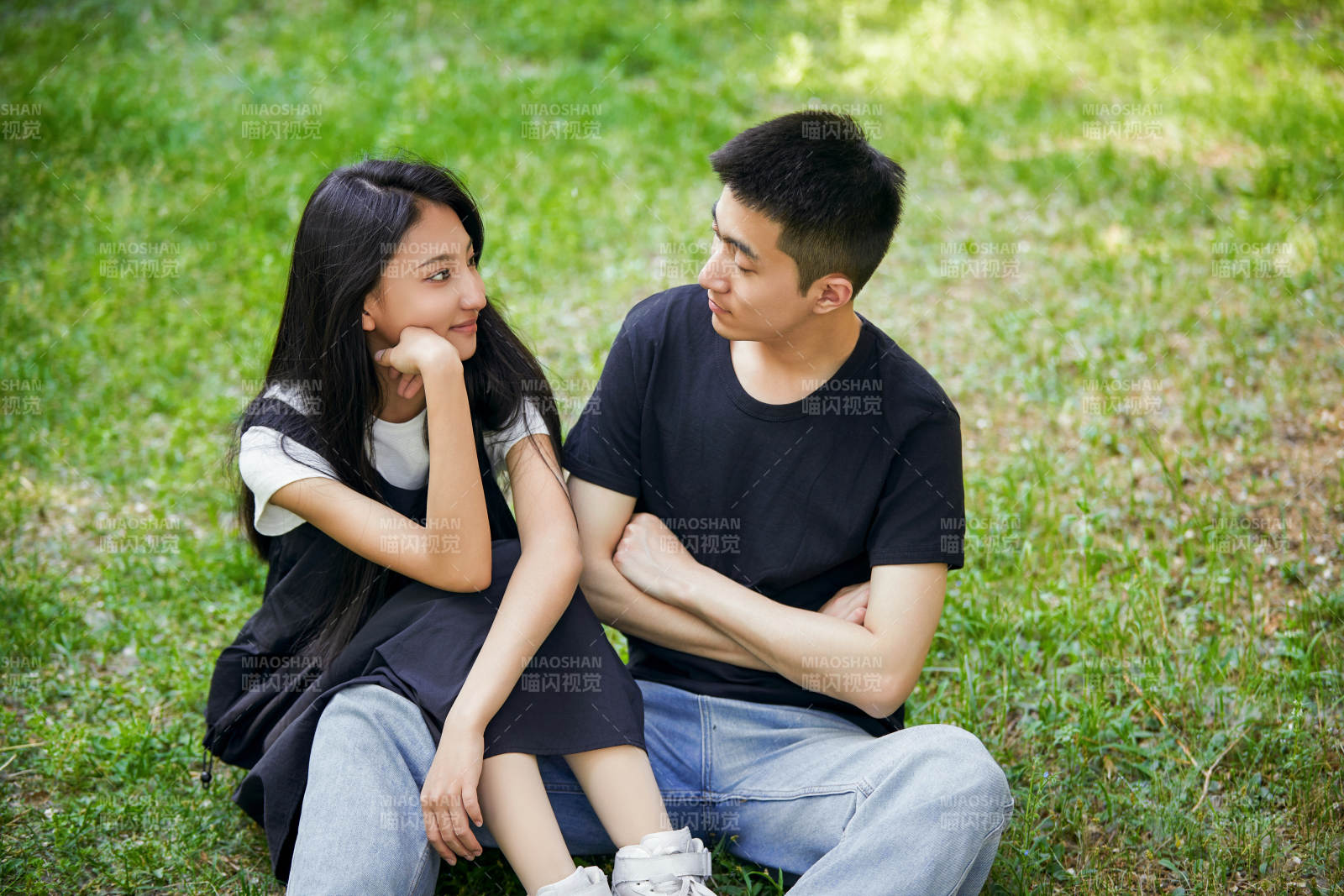 户外草坪上的恩爱年轻情侣图片