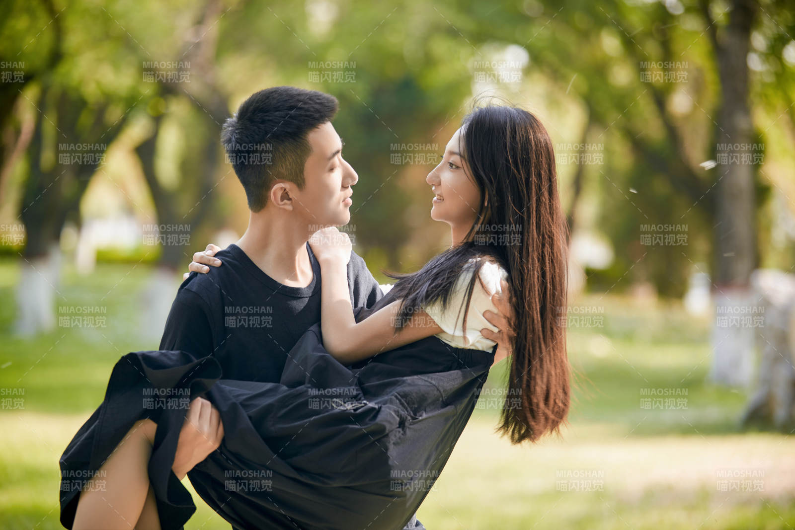 户外草坪上的恩爱年轻情侣图片