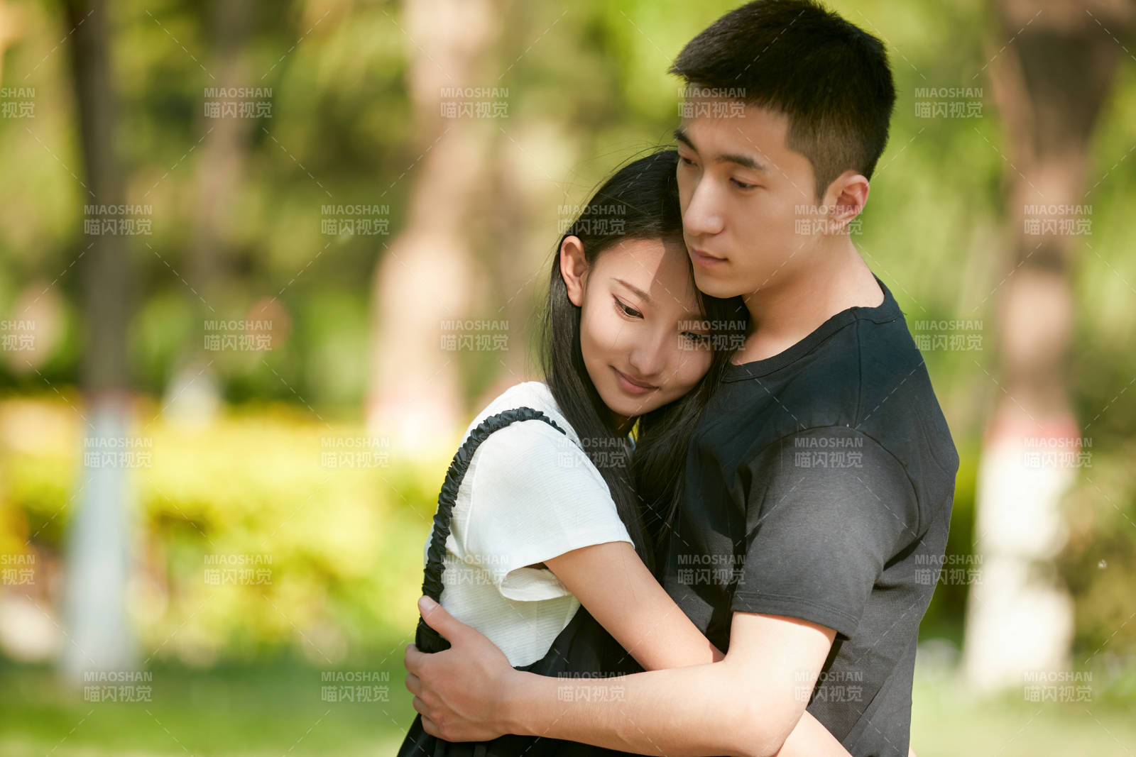 户外草坪上的恩爱年轻情侣图片