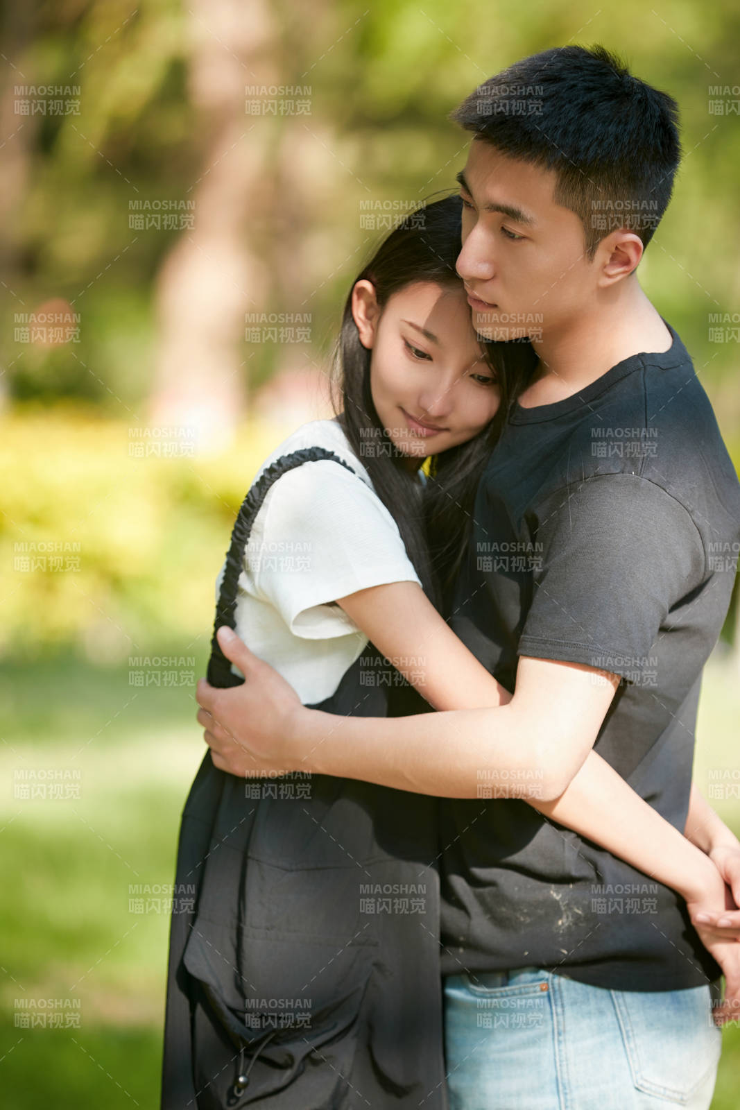 户外草坪上的恩爱年轻情侣图片