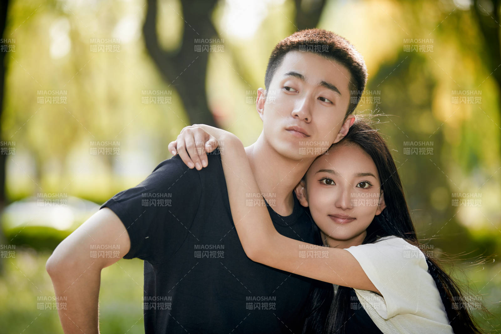 户外草坪上的恩爱年轻情侣图片