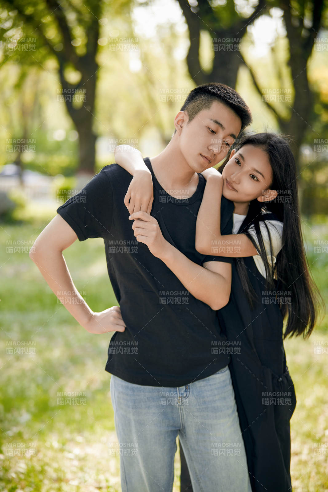 户外草坪上的恩爱年轻情侣图片