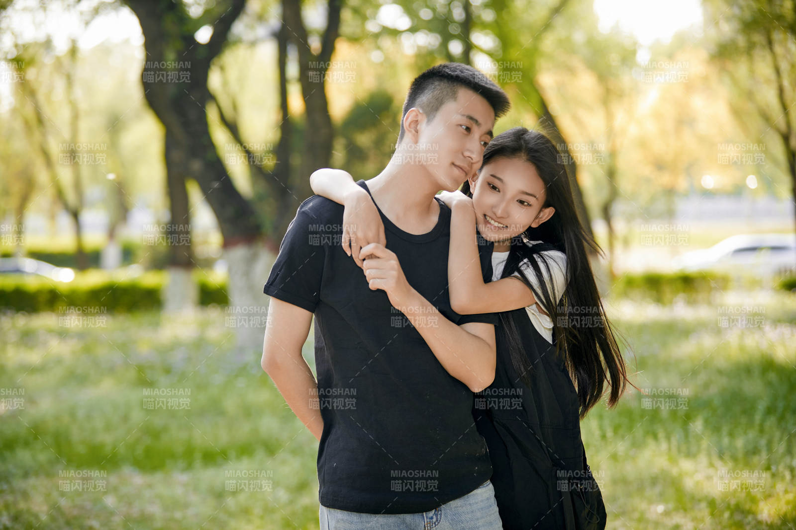 户外草坪上的恩爱年轻情侣图片