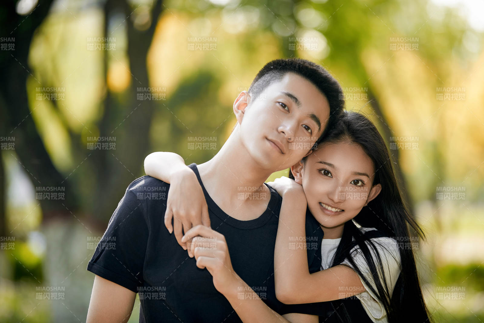 户外草坪上的恩爱年轻情侣图片