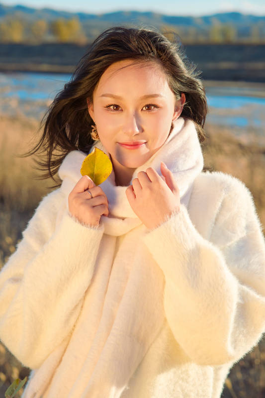 秋天午后在金灿灿的芦苇荡里的亚洲美女图片