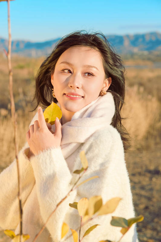 秋天午后在金灿灿的芦苇荡里的亚洲美女图片