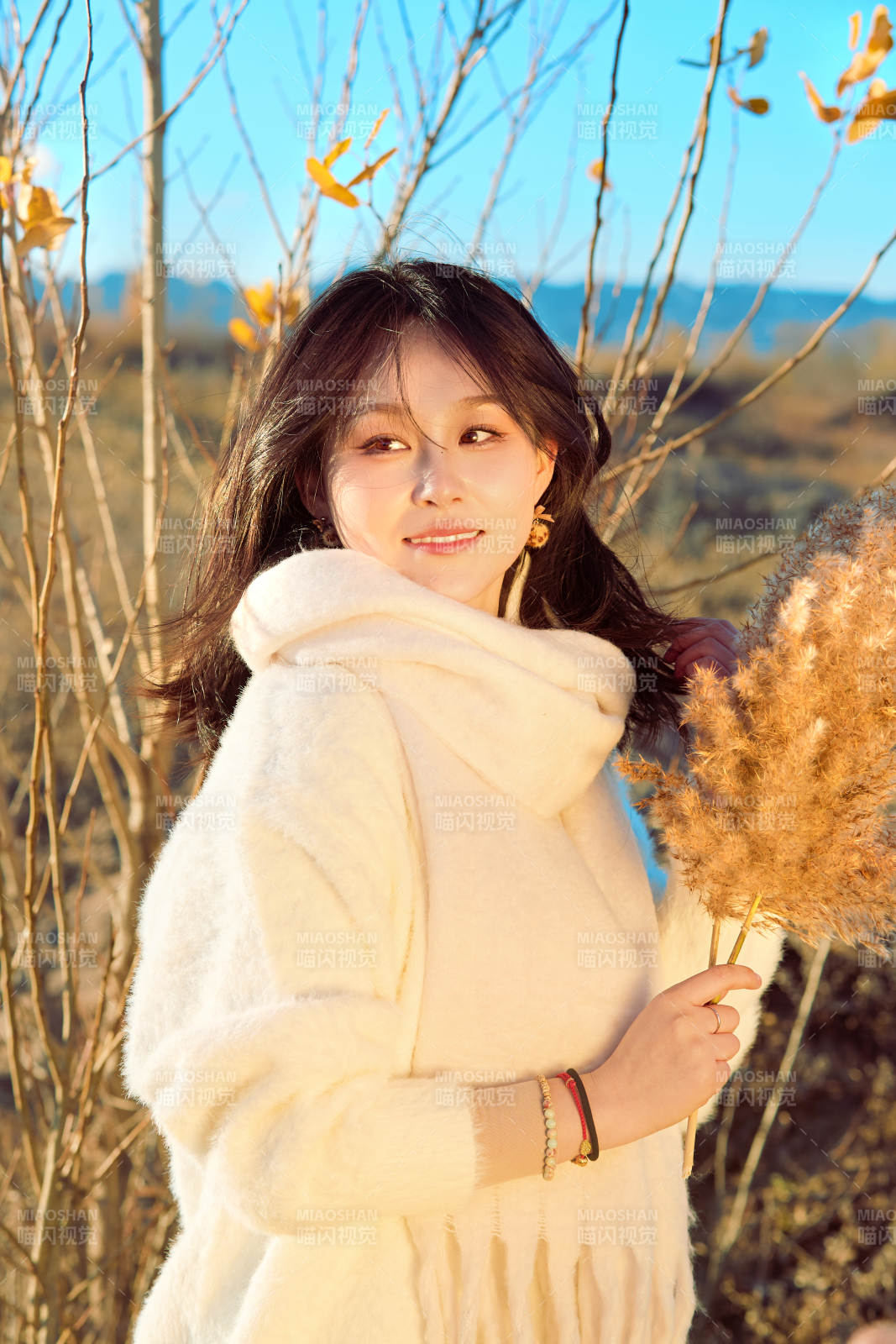 秋天午后在金灿灿的芦苇荡里的亚洲美女图片