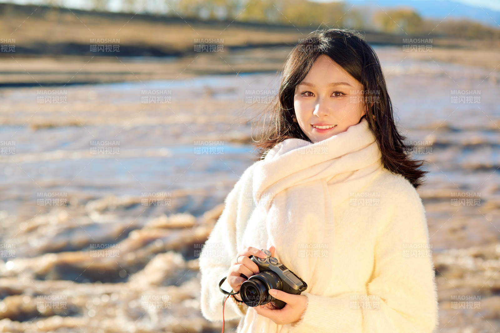 深秋户外手持相机的亚洲女性摄影师图片