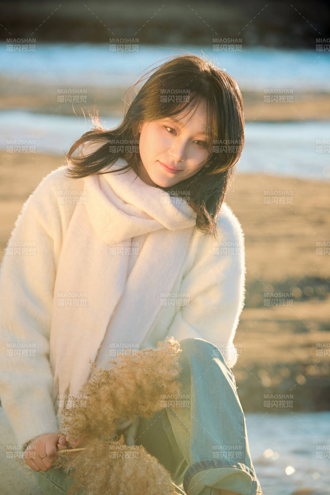 秋天在夕阳下的原野河边拍照的美女图片