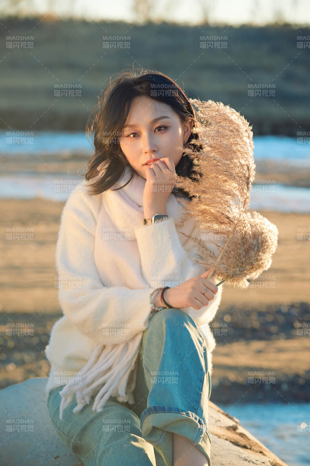 秋天在夕阳下的原野河边拍照的美女图片