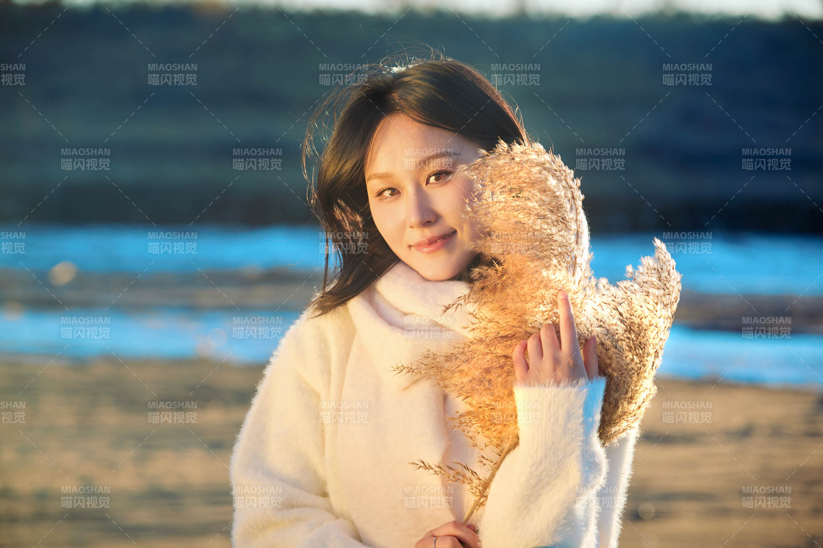 秋天在夕阳下的原野河边拍照的美女图片