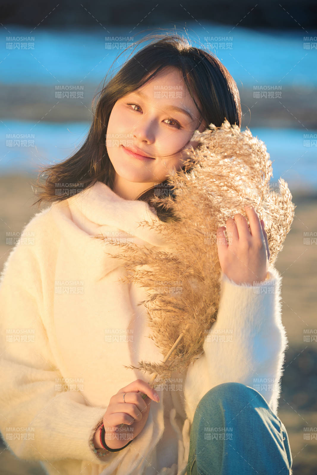 秋天在夕阳下的原野河边拍照的美女图片