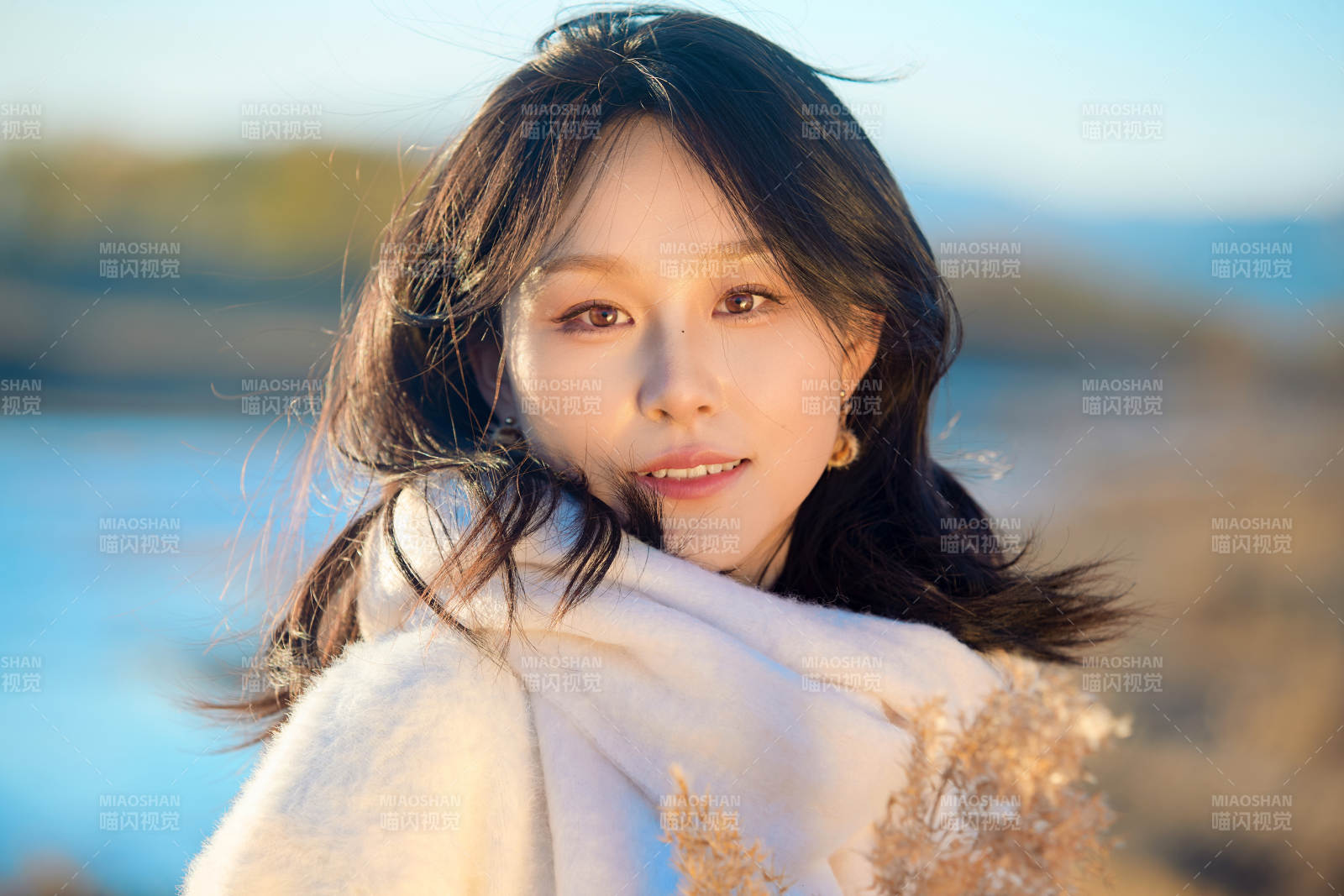 秋天在夕阳下的原野河边拍照的美女图片