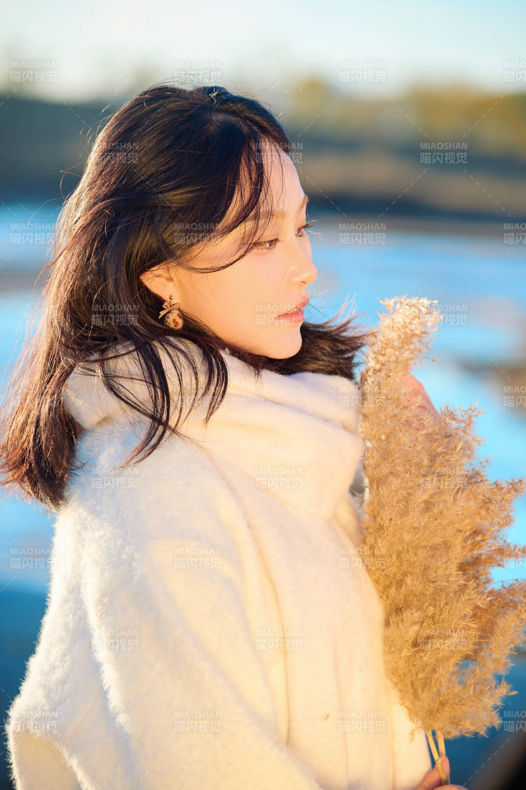 秋天在夕阳下的原野河边拍照的美女图片