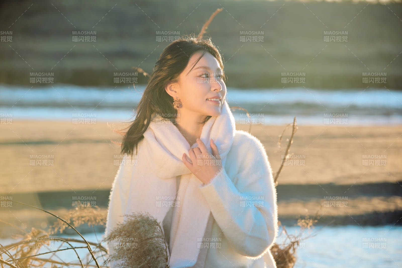 秋天在夕阳下的原野河边拍照的美女图片