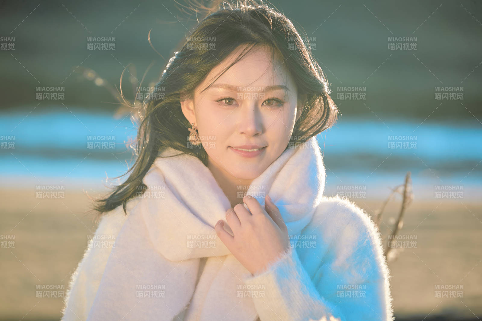 秋天在夕阳下的原野河边拍照的美女图片