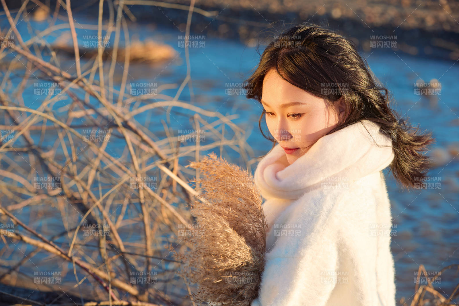 秋天在夕阳下的原野河边拍照的美女图片