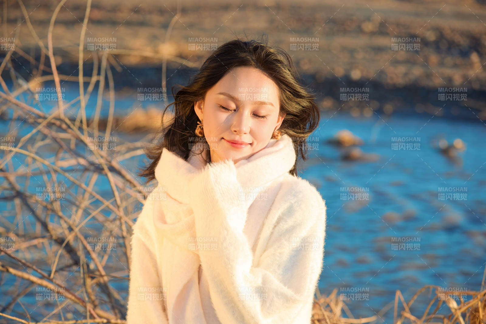 秋天在夕阳下的原野河边拍照的美女图片