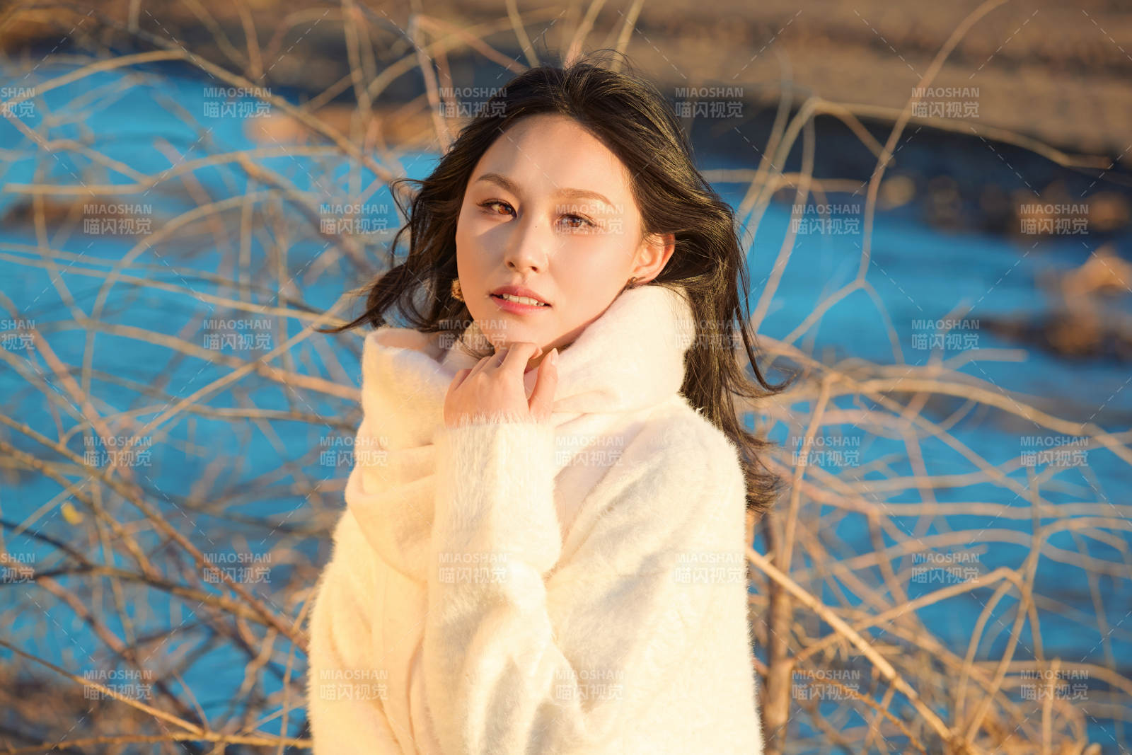 秋天在夕阳下的原野河边拍照的美女图片