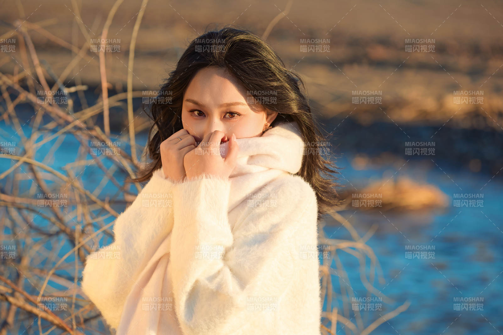 秋天在夕阳下的原野河边拍照的美女图片